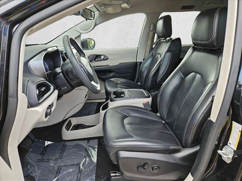 Used 2023 Chrysler Pacifica Touring-L FWD image 17