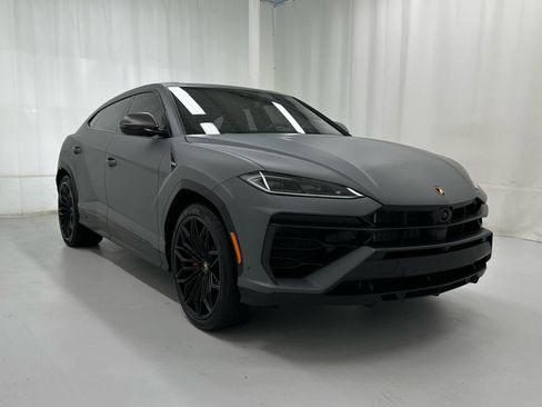 Used 2025 Lamborghini Urus SE image 2