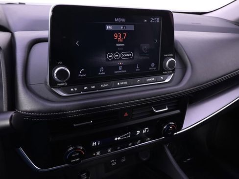 Used 2025 Nissan Rogue SV image 27