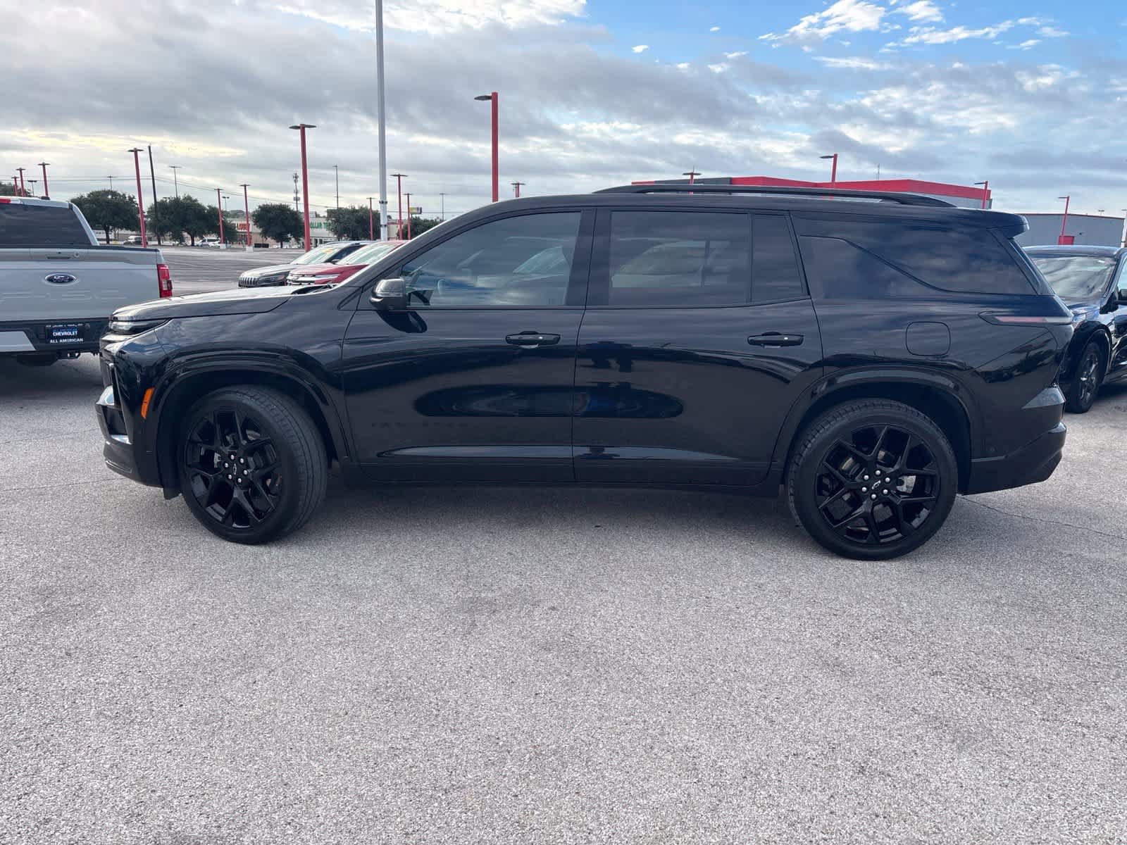 Used 2025 Chevrolet Traverse RS FWD image 9