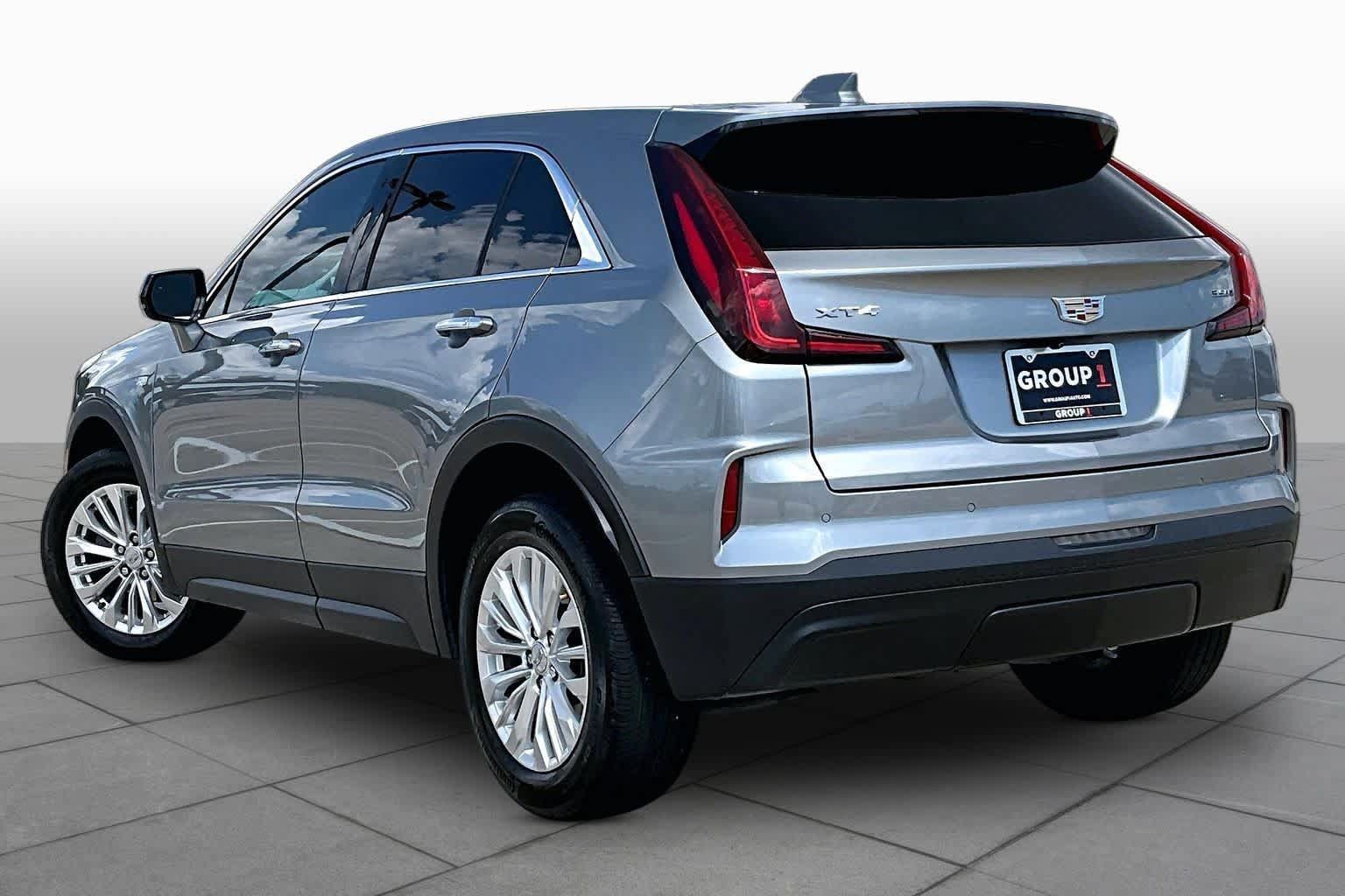 Used 2024 Cadillac XT4 Luxury w/ Cold Weather Package FWD image 12