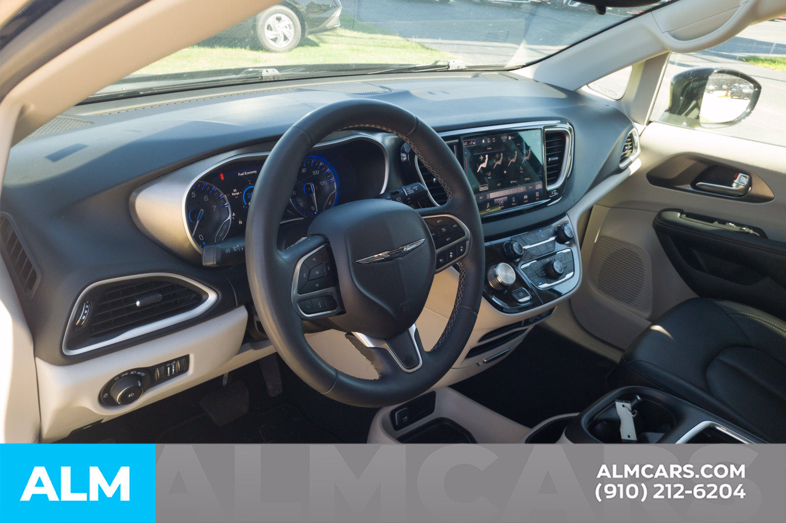 Used 2024 Chrysler Pacifica Touring-L FWD image 5