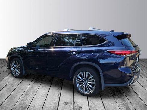 Used 2022 Toyota Highlander Platinum FWD image 3