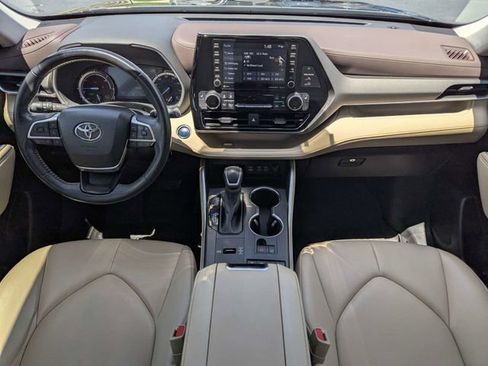 Used 2022 Toyota Highlander XLE AWD/4WD image 6