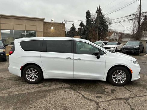 Used 2026 Chrysler Pacifica Select image 4