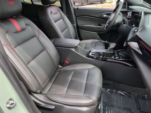 Used 2024 Chevrolet Trax RS w/ Sunroof Package FWD image 32