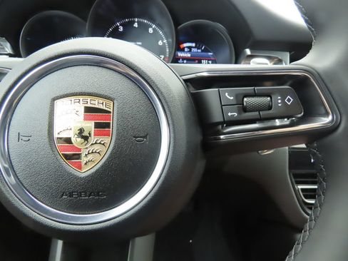 Used 2025 Porsche Macan AWD/4WD image 15