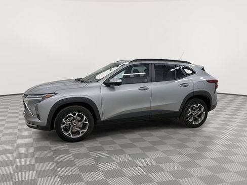 Used 2025 Chevrolet Trax LT w/ LT Convenience Package image 5