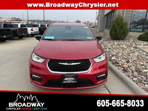 New 2026 Chrysler Pacifica Select image 2