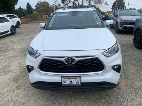 Used 2022 Toyota Highlander XLE FWD image 3