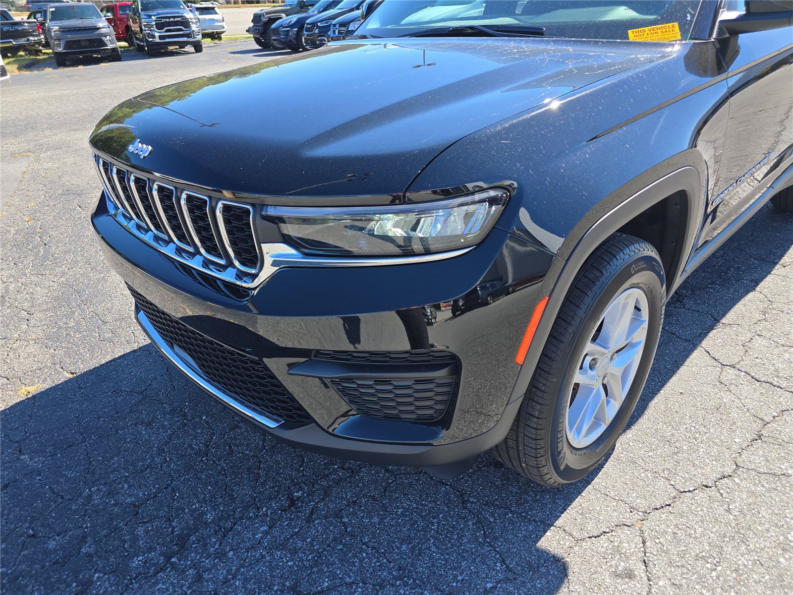 Used 2025 Jeep Grand Cherokee Laredo X w/ Luxury Tech Group I AWD/4WD image 9