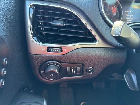 Used 2021 Jeep Cherokee Limited image 23