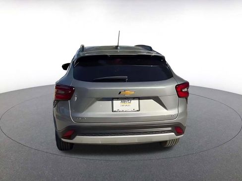Used 2025 Chevrolet Trax LT image 11
