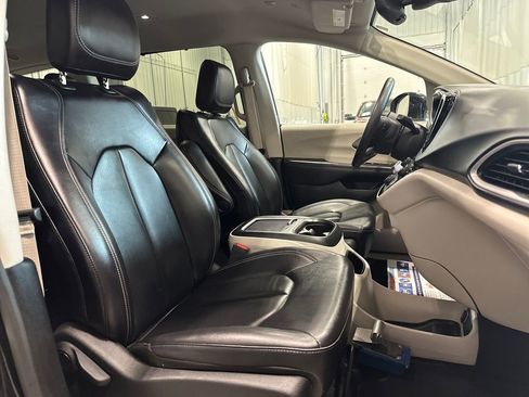 Used 2024 Chrysler Pacifica Touring-L FWD image 31