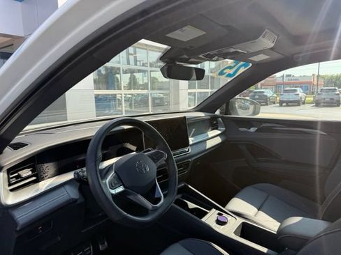 Used 2025 Volkswagen Tiguan SE R-Line AWD/4WD image 7