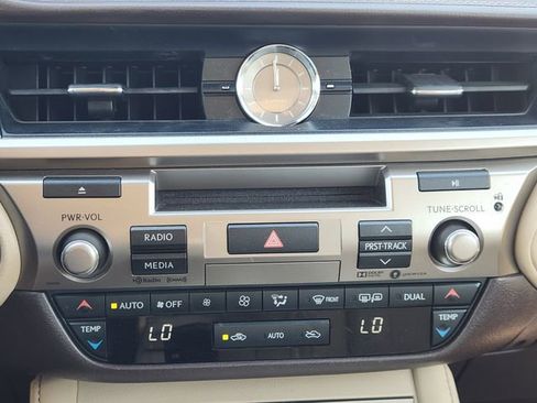 Used 2017 Lexus ES 350 w/ Luxury Package image 14