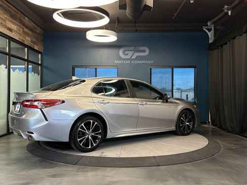 Used 2019 Toyota Camry SE FWD image 3