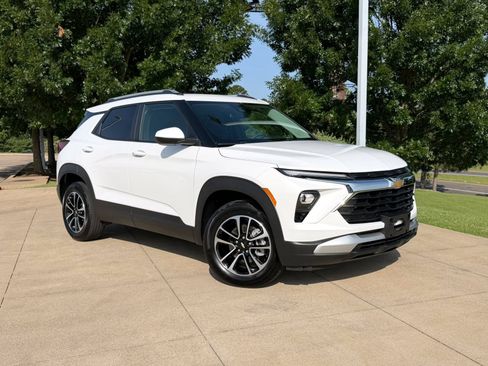 Used 2025 Chevrolet TrailBlazer LT w/ Driver Confidence Package AWD/4WD image 1