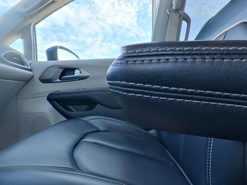 Used 2023 Chrysler Pacifica Touring-L FWD image 26