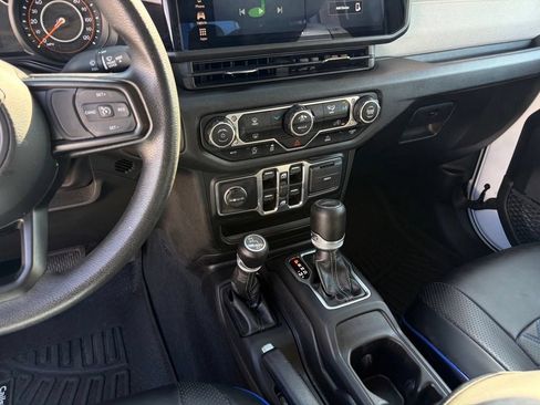 Used 2024 Jeep Gladiator Sport AWD/4WD image 19