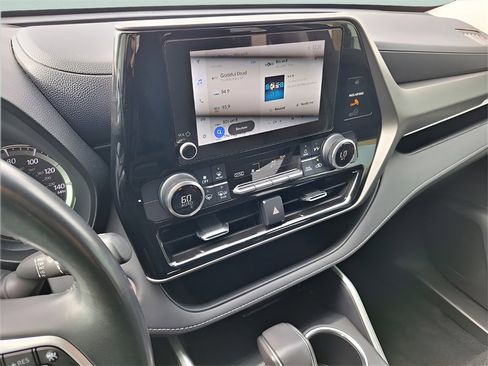 Used 2024 Toyota Highlander LE image 13