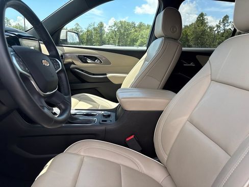 Used 2023 Chevrolet Traverse Premier FWD image 4