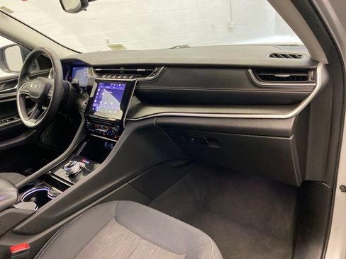 Certified 2023 Jeep Grand Cherokee Laredo AWD/4WD image 23
