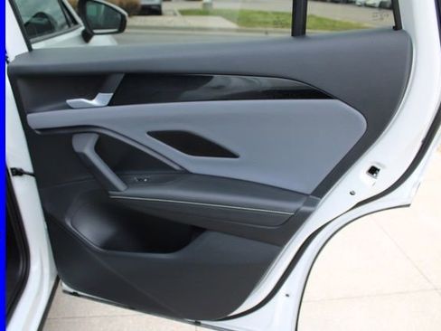 Used 2025 Volkswagen Tiguan SE image 24