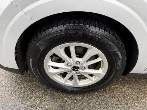 Certified 2023 Kia Carnival LX image 17