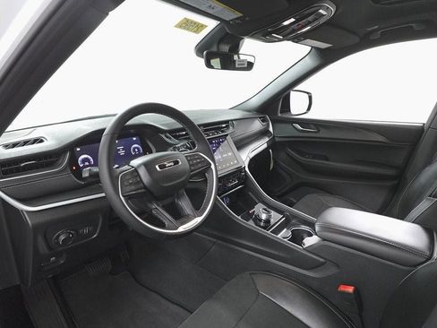 New 2025 Jeep Grand Cherokee L Altitude image 12