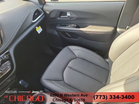 New 2026 Chrysler Pacifica Select AWD/4WD image 16