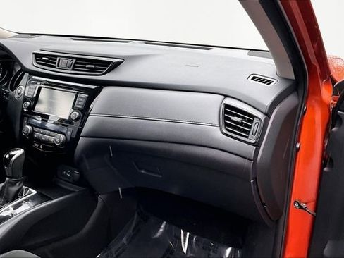 Used 2020 Nissan Rogue SV image 18