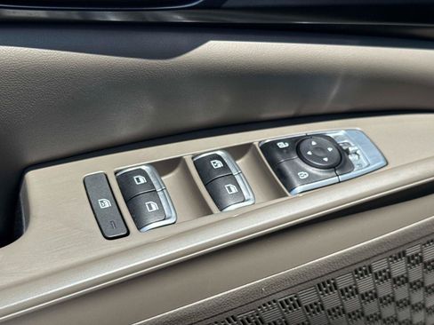 Used 2025 Kia Carnival FWD image 18