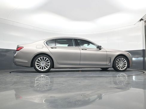 Used 2021 BMW 740i xDrive w/ Premium Package image 26