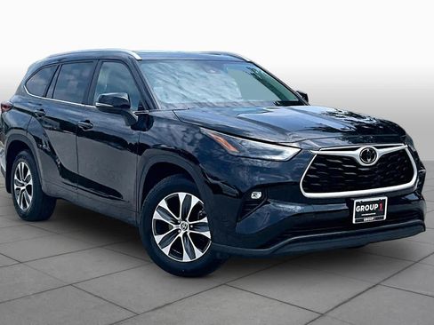 Used 2023 Toyota Highlander XLE AWD/4WD image 3