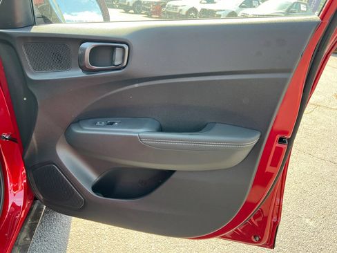 Used 2025 Hyundai Venue Limited FWD image 14