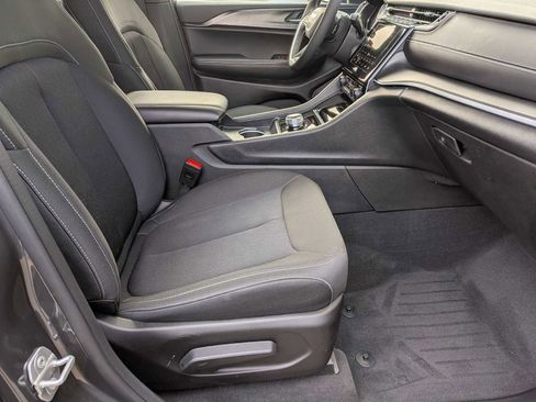 Used 2025 Jeep Grand Cherokee Laredo X w/ Luxury Tech Group I AWD/4WD image 29