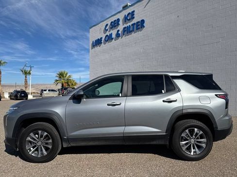 Used 2025 Chevrolet Equinox LT FWD image 2