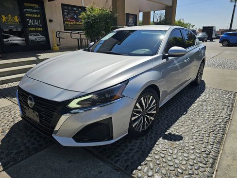 Used 2023 Nissan Altima 2.5 SV FWD image 1