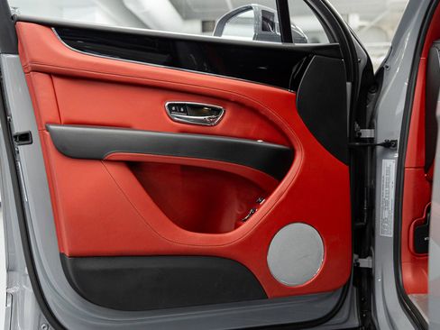 Used 2022 Bentley Bentayga AWD/4WD image 24