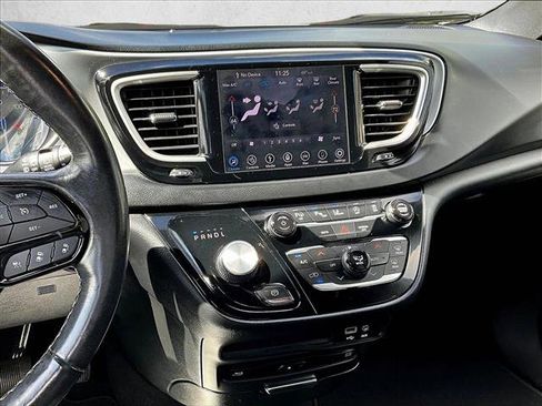 Used 2020 Chrysler Pacifica Touring-L Plus w/ Advanced Safetytec Group FWD image 8