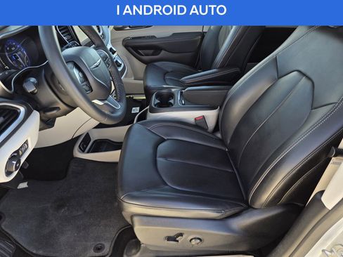 Used 2023 Chrysler Pacifica Touring-L image 13