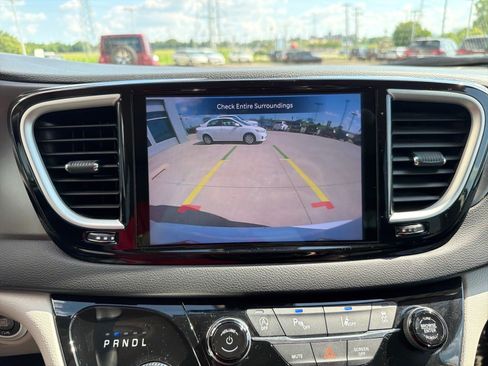 Used 2023 Chrysler Pacifica Touring-L FWD image 24