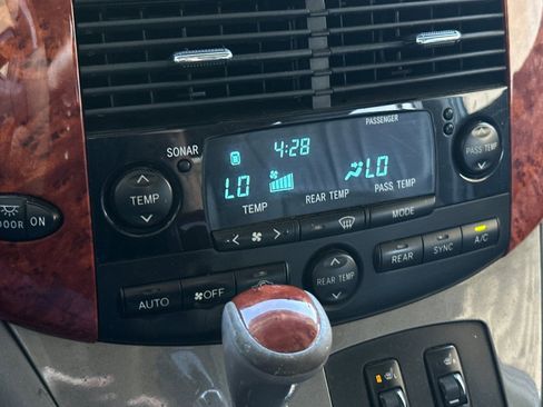 Used 2010 Toyota Sienna XLE image 21