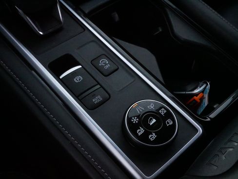 Used 2024 Nissan Pathfinder SL w/ Black Appearance Package image 25