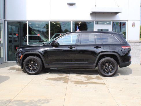 Used 2026 Jeep Grand Cherokee Altitude AWD/4WD image 5