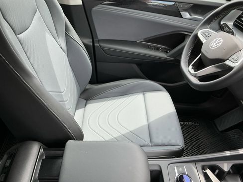 Certified 2025 Volkswagen Tiguan SE image 29