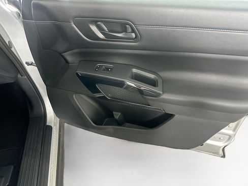 Used 2025 Nissan Pathfinder SV FWD image 33