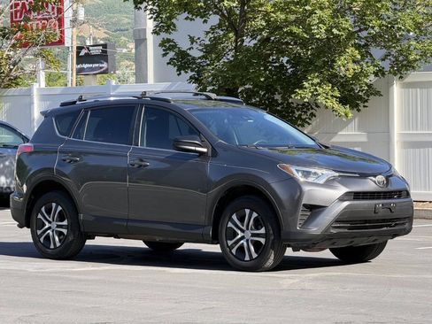 Used 2018 Toyota RAV4 LE AWD/4WD image 3