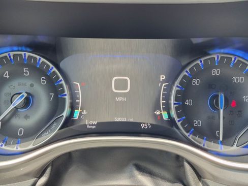 Used 2023 Chrysler Pacifica Touring-L FWD image 11